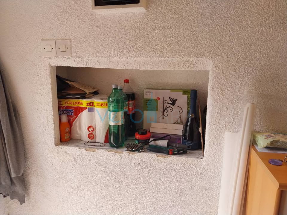 Omišalj, center, otok Krk, kamnita hiša v nizu, vrt, prodaja