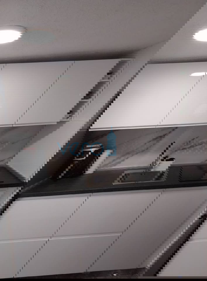 Omišalj, center, otok Krk, kamnita hiša v nizu, vrt, prodaja