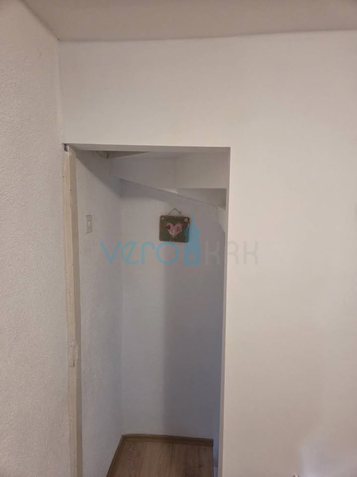 Omišalj, center, otok Krk, kamnita hiša v nizu, vrt, prodaja