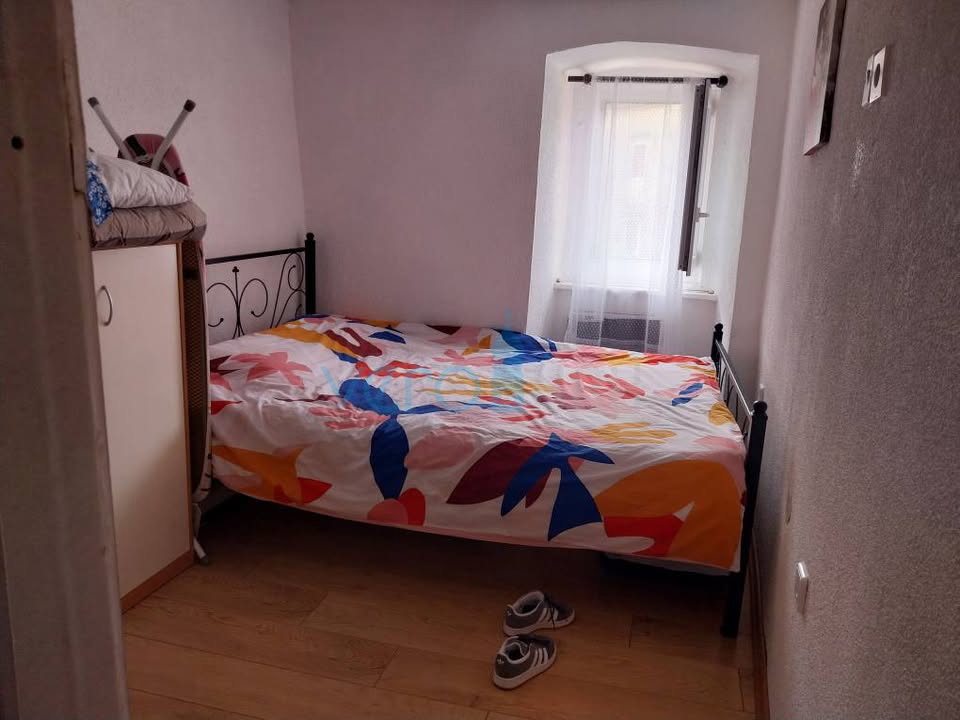 Omišalj, center, otok Krk, kamnita hiša v nizu, vrt, prodaja