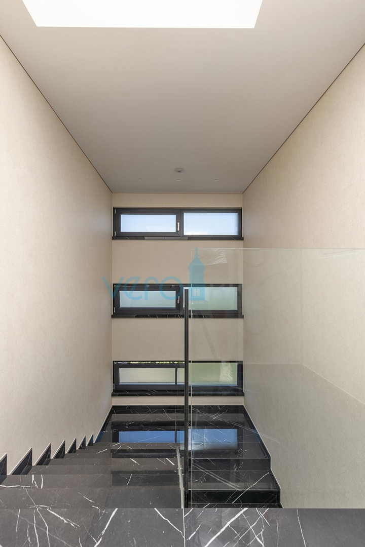 Malinska, otok Krk, luksuzno stanovanje z bazenom v pritličju, novogradnja, vrt, 150 m do morja, prodaja