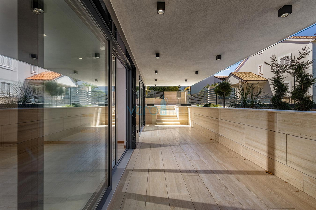 Malinska, otok Krk, luksuzno stanovanje z bazenom v pritličju, novogradnja, vrt, 150 m do morja, prodaja