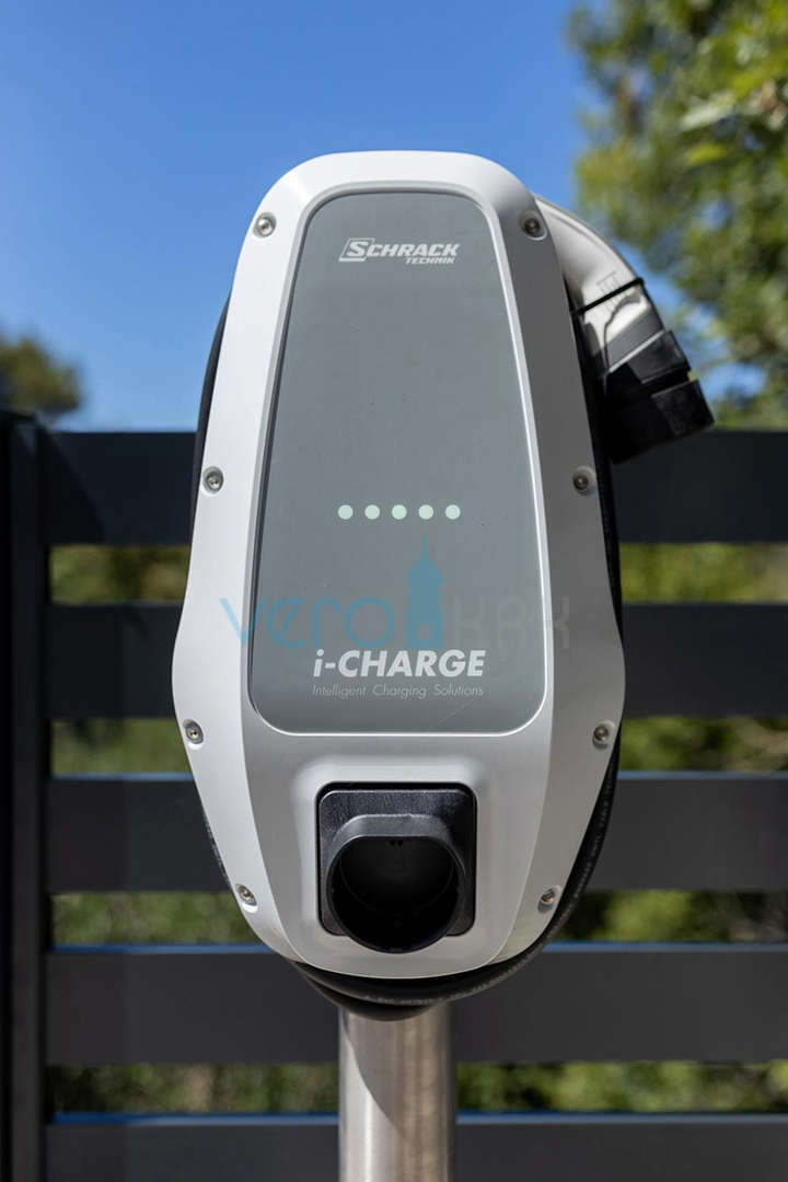 Malinska, otok Krk, luksuzno stanovanje z bazenom v pritličju, novogradnja, vrt, 150 m do morja, prodaja