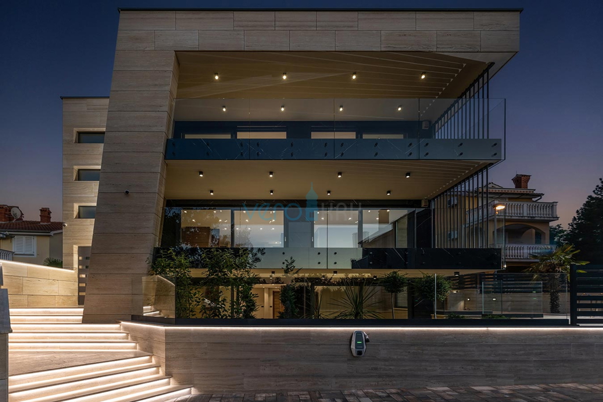 Malinska, otok Krk, luksuzno stanovanje z bazenom v pritličju, novogradnja, vrt, 150 m do morja, prodaja