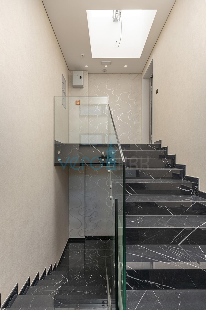 Malinska, otok Krk, luksuzno stanovanje z bazenom v pritličju, novogradnja, vrt, 150 m do morja, prodaja