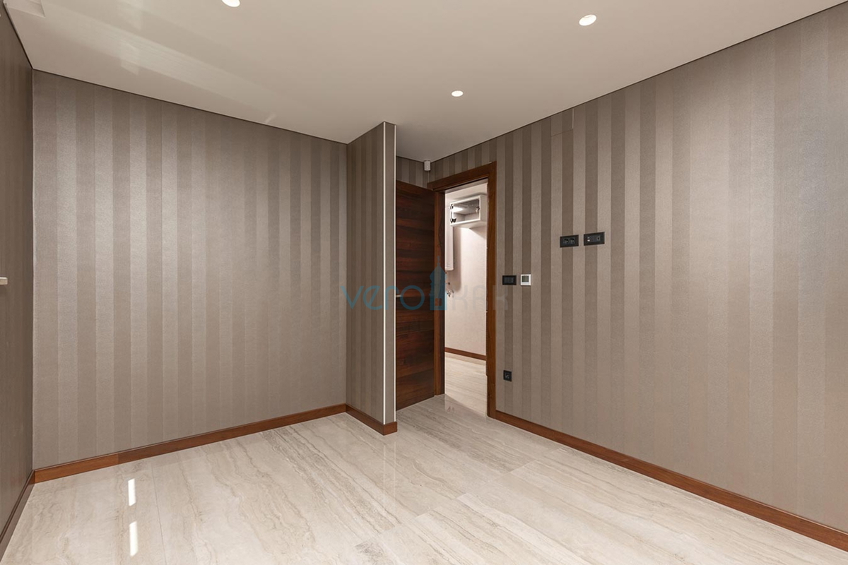 Malinska, otok Krk, luksuzno stanovanje z bazenom v pritličju, novogradnja, vrt, 150 m do morja, prodaja