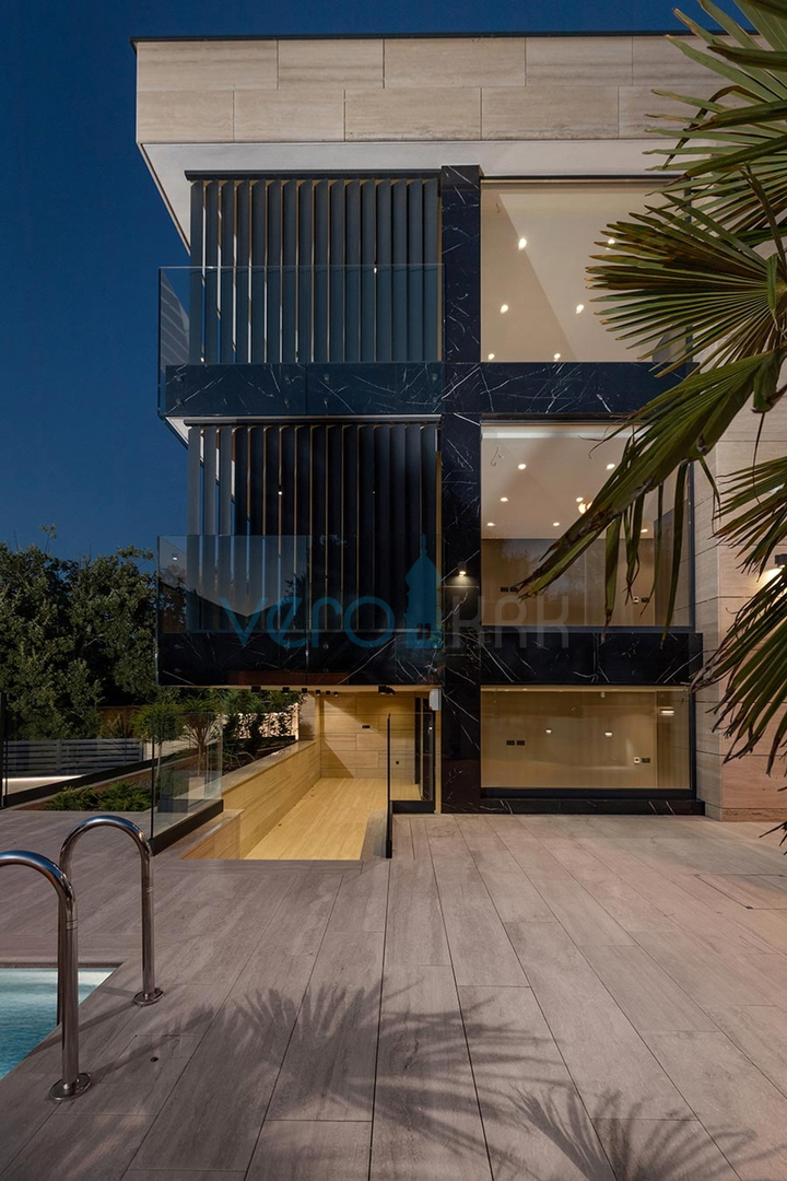 Malinska, otok Krk, luksuzno stanovanje z bazenom v pritličju, novogradnja, vrt, 150 m do morja, prodaja