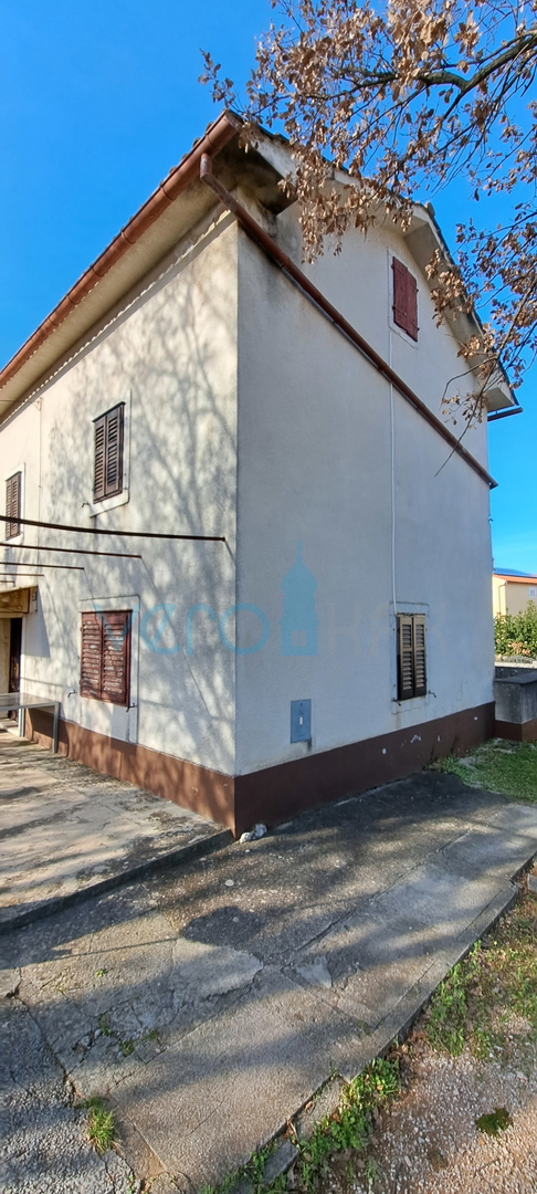 Malinska, samostojna kamnita hiša 160 m2 blizu morja in centra mesta, prodaja