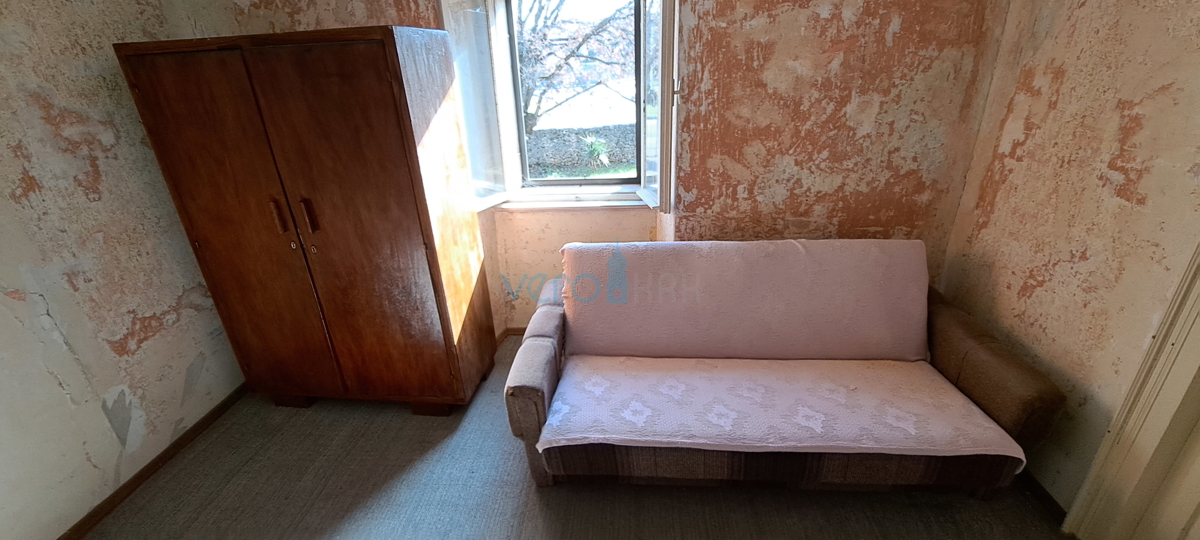 Malinska, samostojna kamnita hiša 160 m2 blizu morja in centra mesta, prodaja