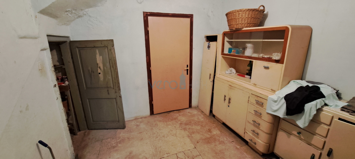 Malinska, samostojna kamnita hiša 160 m2 blizu morja in centra mesta, prodaja