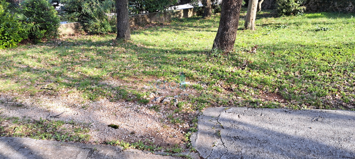 Malinska, samostojna kamnita hiša 160 m2 blizu morja in centra mesta, prodaja