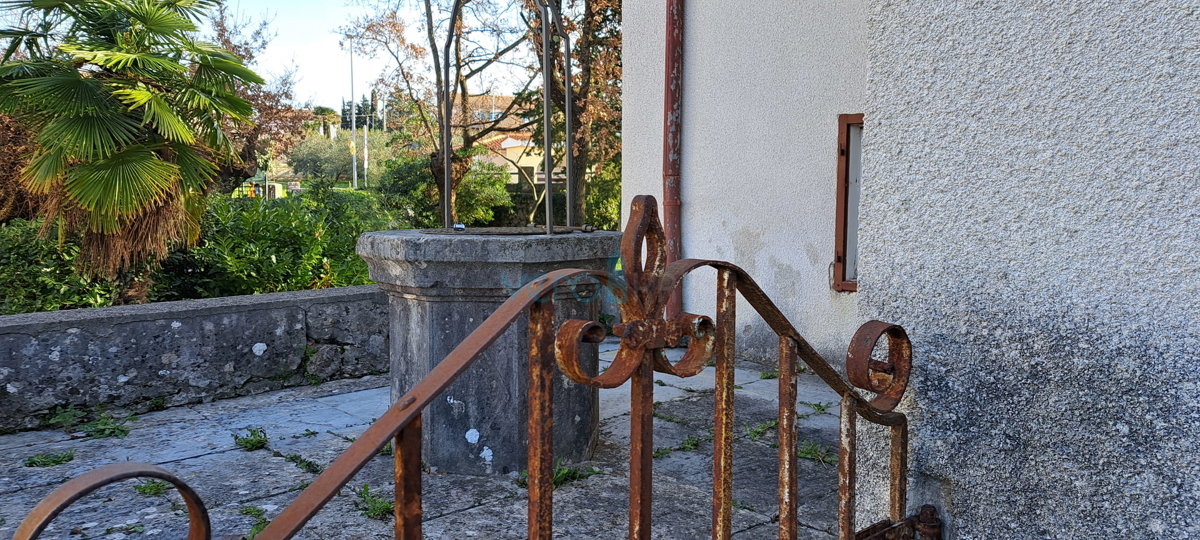 Malinska, samostojna kamnita hiša 160 m2 blizu morja in centra mesta, prodaja