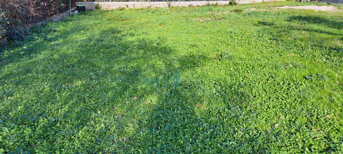 Malinska, samostojna kamnita hiša 160 m2 blizu morja in centra mesta, prodaja