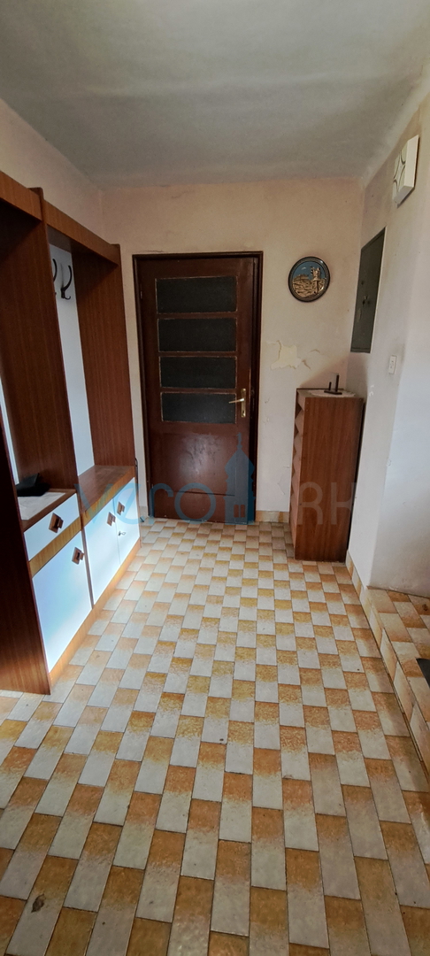 Malinska, samostojna kamnita hiša 160 m2 blizu morja in centra mesta, prodaja