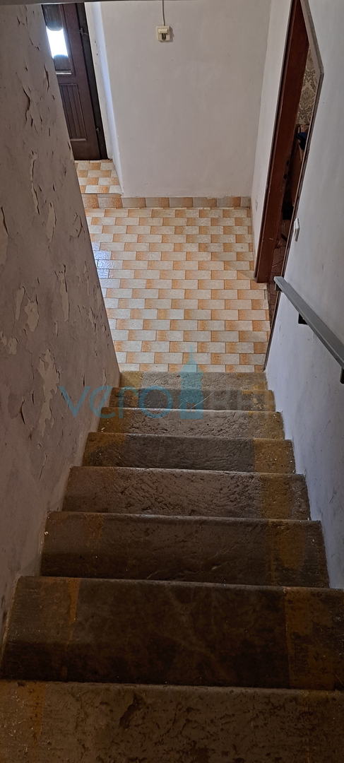 Malinska, samostojna kamnita hiša 160 m2 blizu morja in centra mesta, prodaja