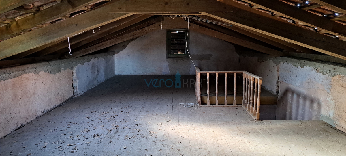 Malinska, samostojna kamnita hiša 160 m2 blizu morja in centra mesta, prodaja