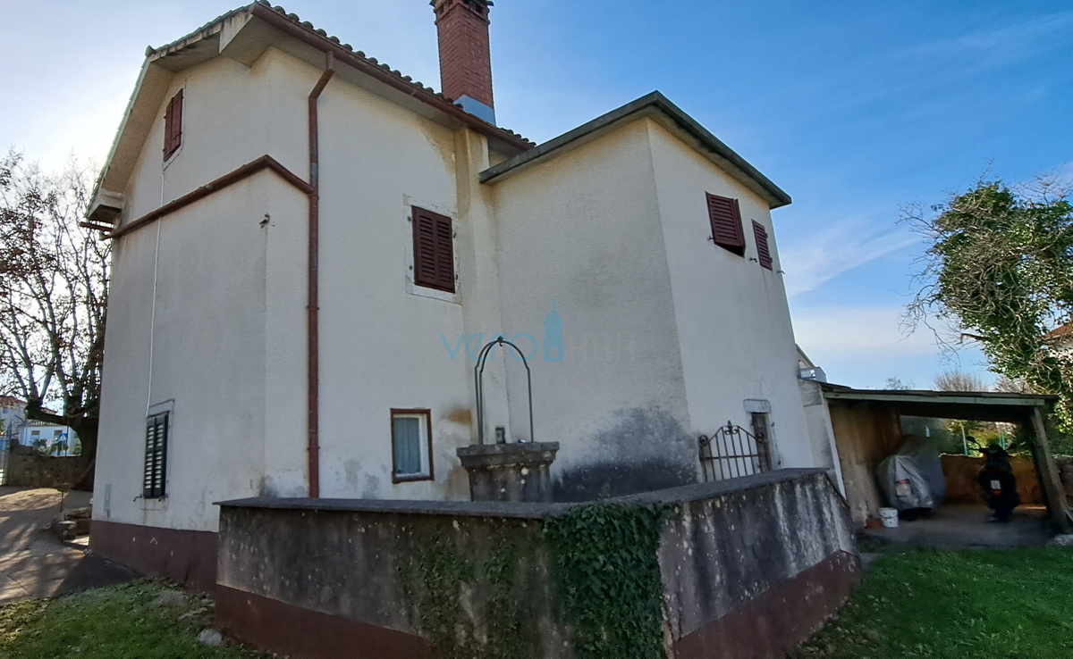 Malinska, samostojna kamnita hiša 160 m2 blizu morja in centra mesta, prodaja