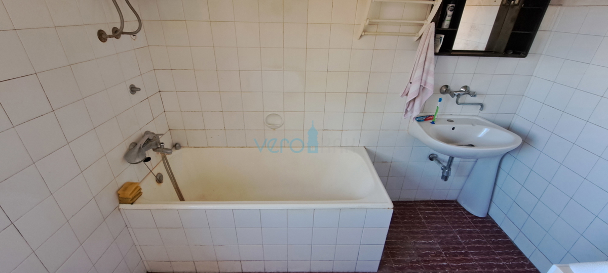 Malinska, samostojna kamnita hiša 160 m2 blizu morja in centra mesta, prodaja