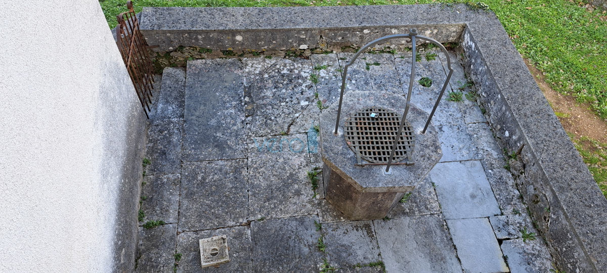 Malinska, samostojna kamnita hiša 160 m2 blizu morja in centra mesta, prodaja