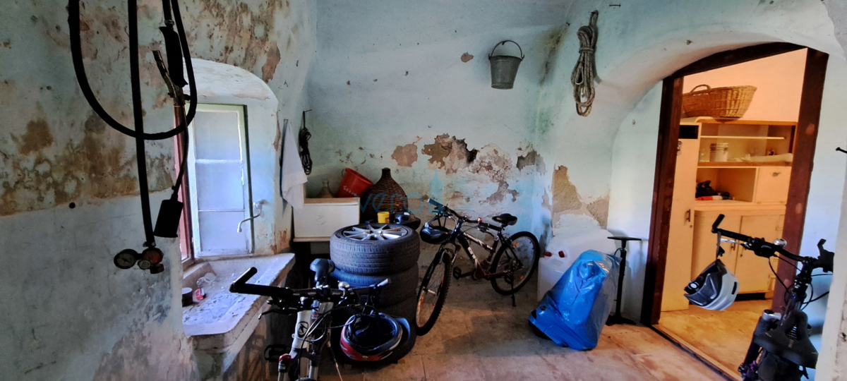 Malinska, samostojna kamnita hiša 160 m2 blizu morja in centra mesta, prodaja