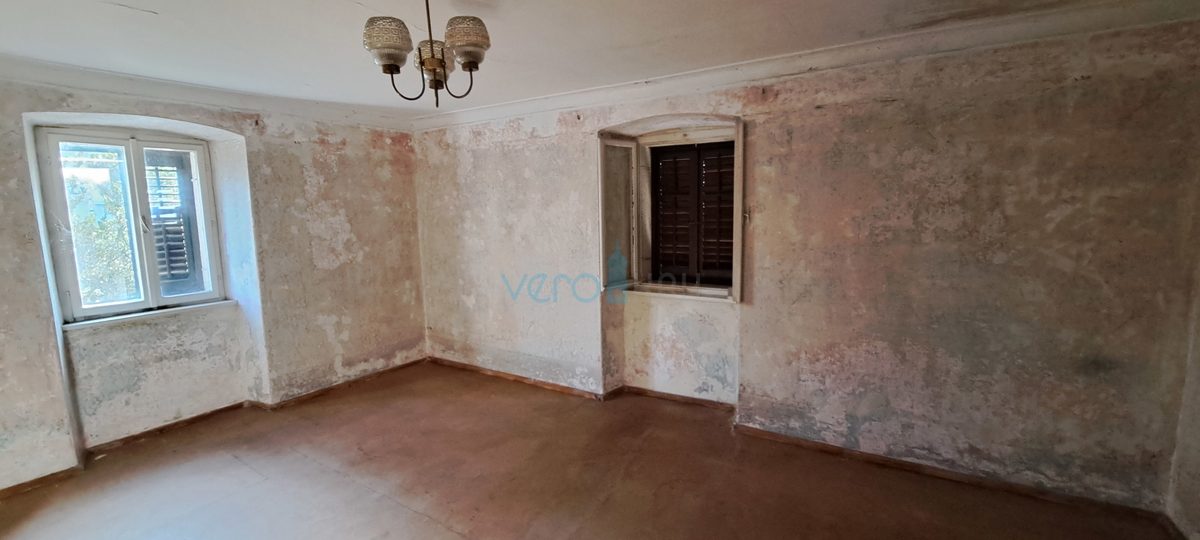 Malinska, samostojna kamnita hiša 160 m2 blizu morja in centra mesta, prodaja