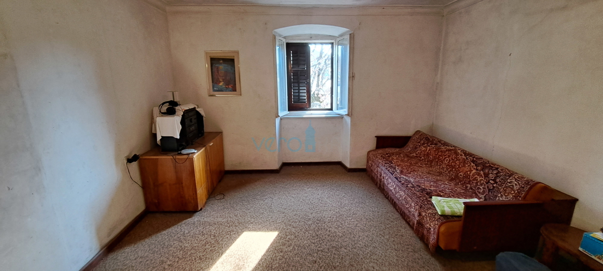 Malinska, samostojna kamnita hiša 160 m2 blizu morja in centra mesta, prodaja