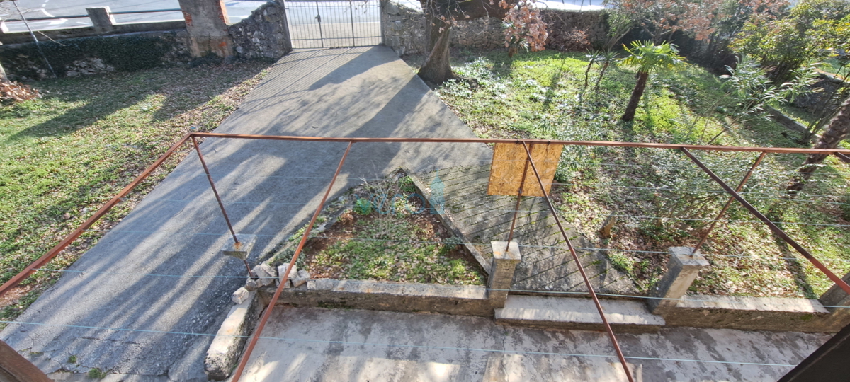 Malinska, samostojna kamnita hiša 160 m2 blizu morja in centra mesta, prodaja