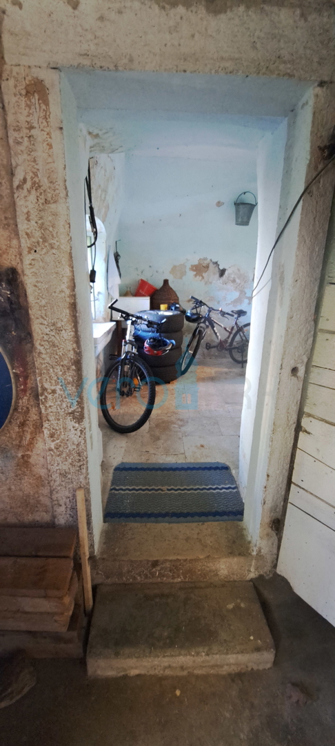 Malinska, samostojna kamnita hiša 160 m2 blizu morja in centra mesta, prodaja