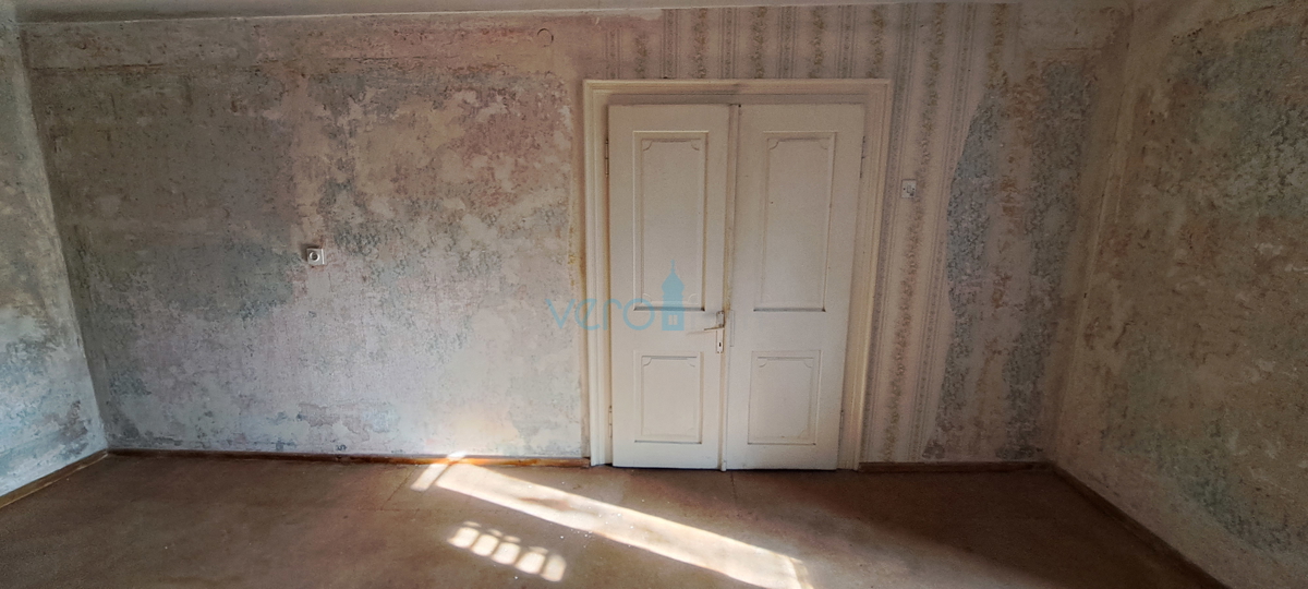 Malinska, samostojna kamnita hiša 160 m2 blizu morja in centra mesta, prodaja