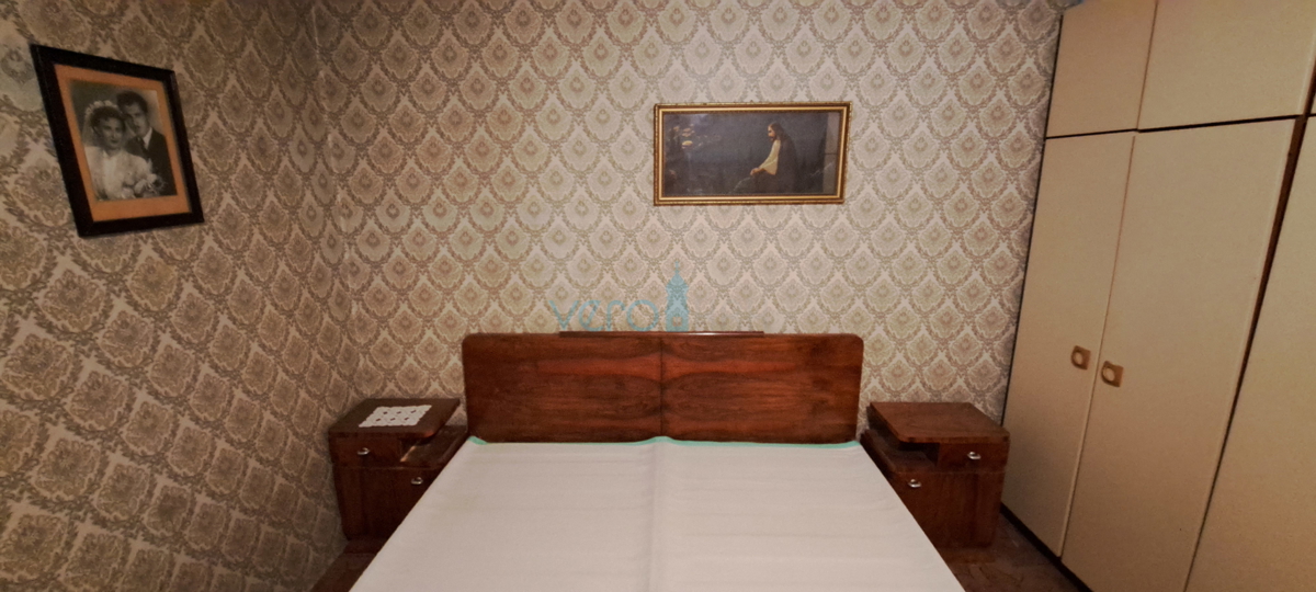 Malinska, samostojna kamnita hiša 160 m2 blizu morja in centra mesta, prodaja