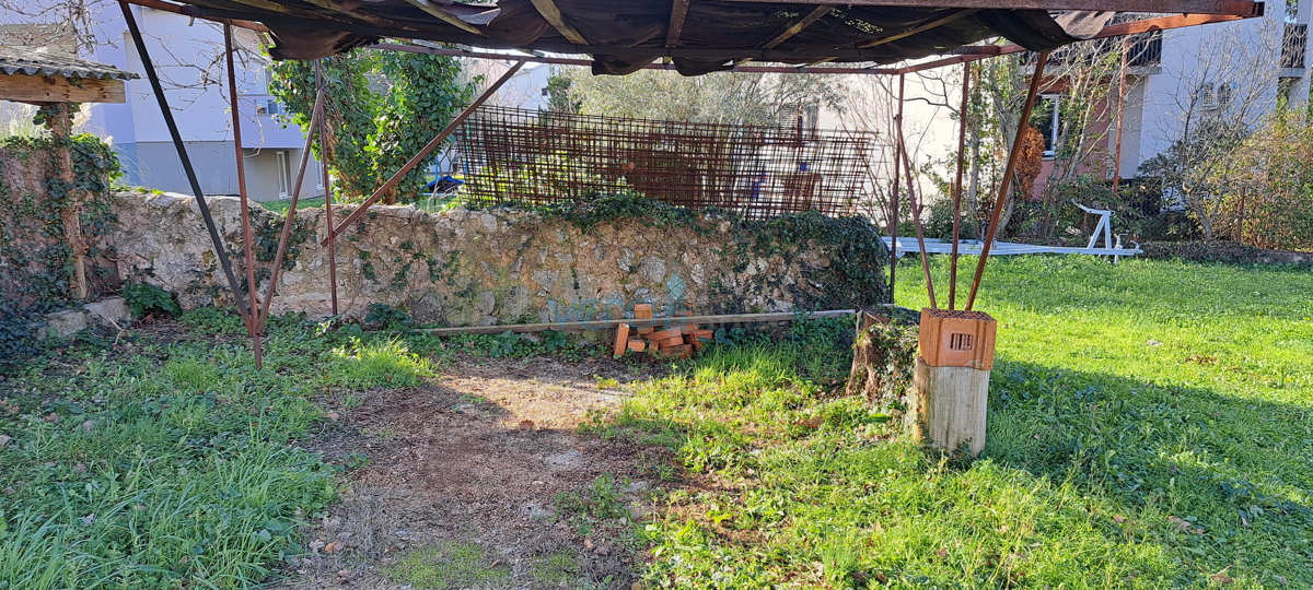 Malinska, samostojna kamnita hiša 160 m2 blizu morja in centra mesta, prodaja