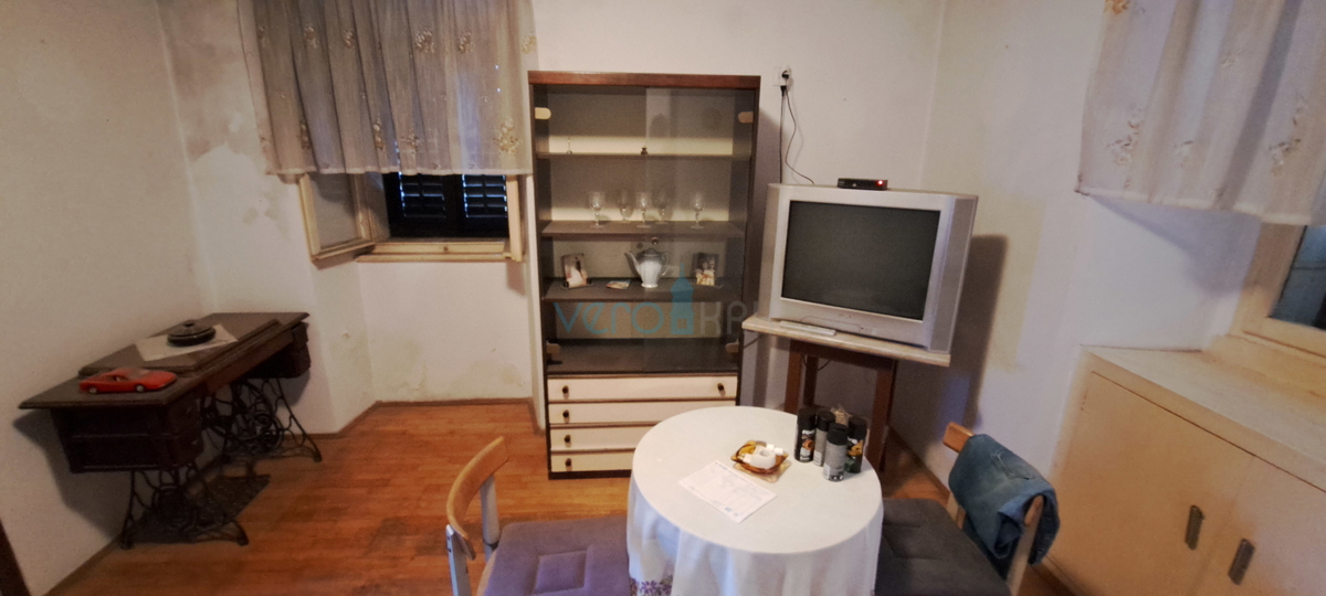 Malinska, samostojna kamnita hiša 160 m2 blizu morja in centra mesta, prodaja