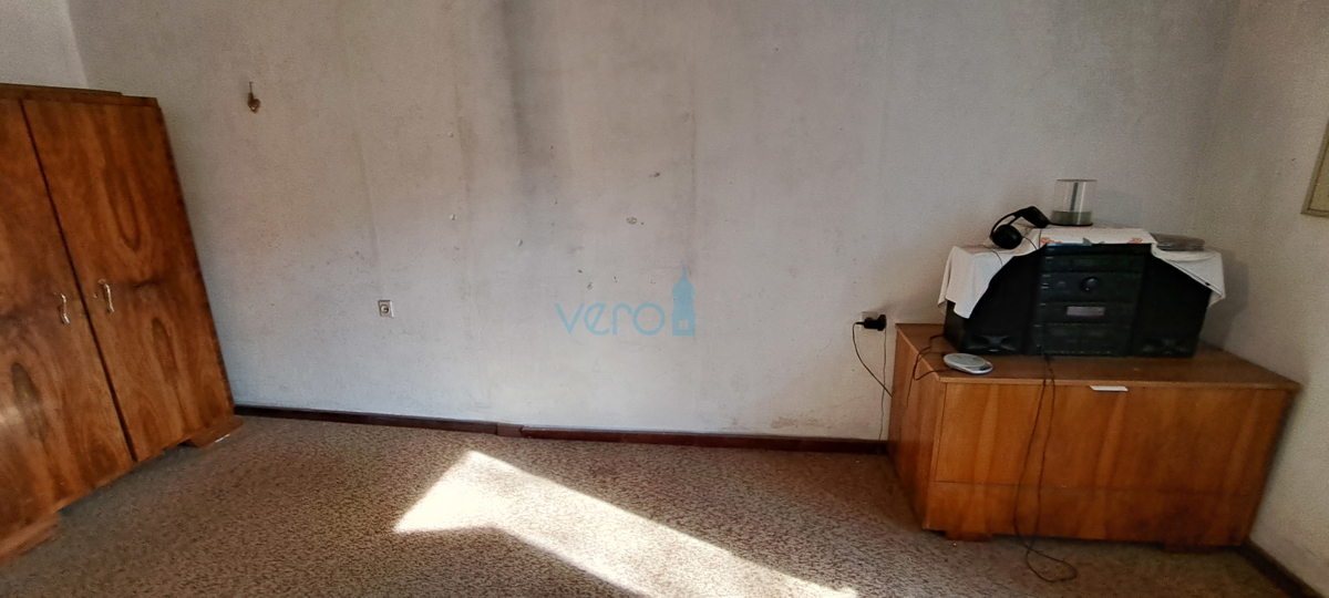 Malinska, samostojna kamnita hiša 160 m2 blizu morja in centra mesta, prodaja