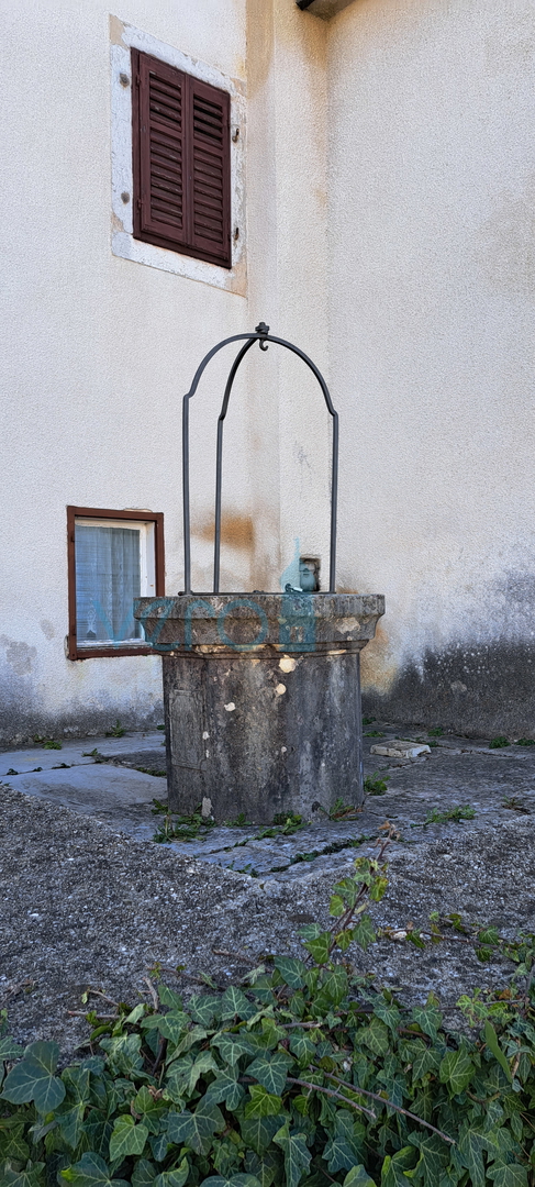 Malinska, samostojna kamnita hiša 160 m2 blizu morja in centra mesta, prodaja