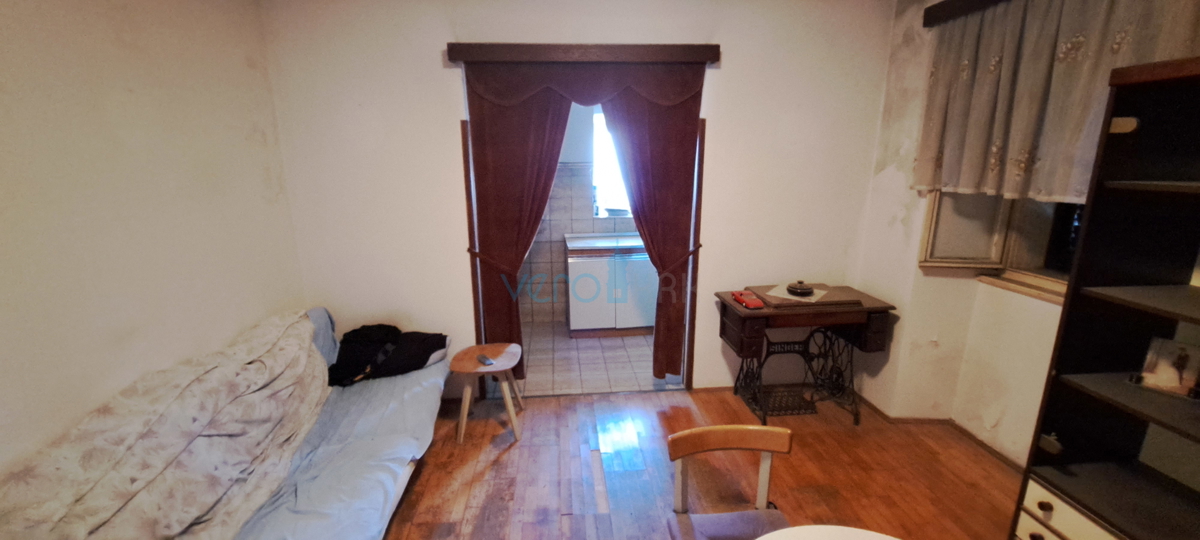 Malinska, samostojna kamnita hiša 160 m2 blizu morja in centra mesta, prodaja