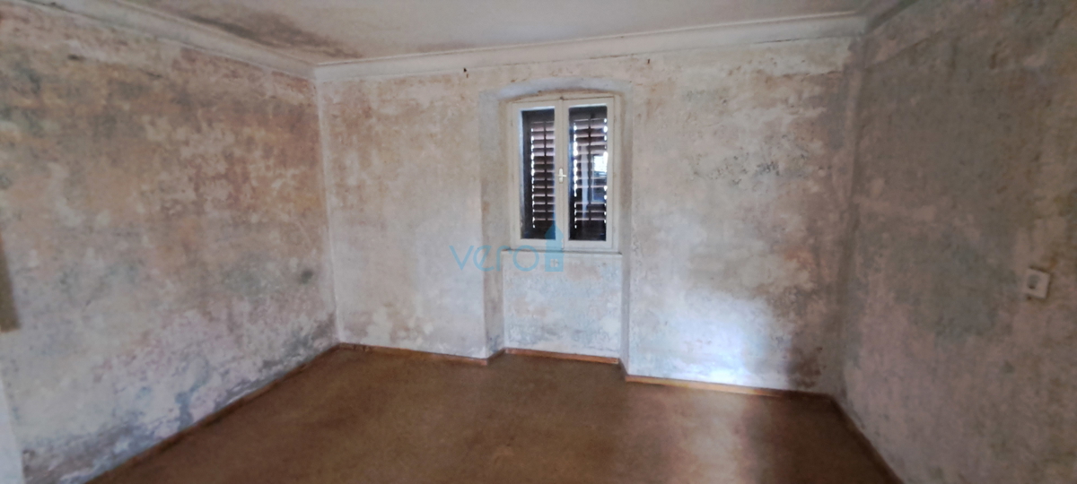 Malinska, samostojna kamnita hiša 160 m2 blizu morja in centra mesta, prodaja