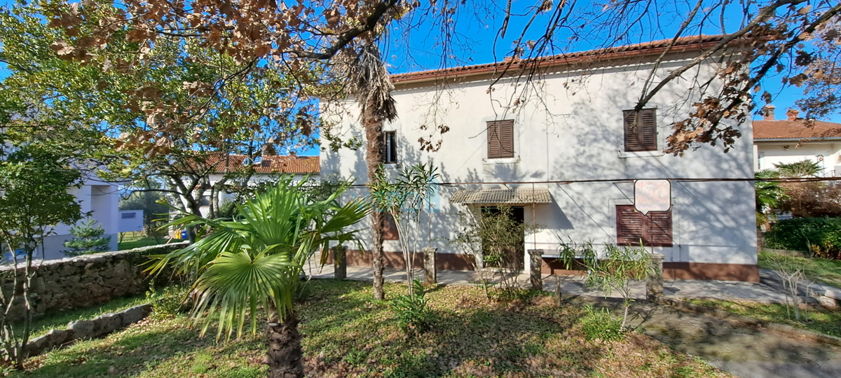 Malinska, samostojna kamnita hiša 160 m2 blizu morja in centra mesta, prodaja