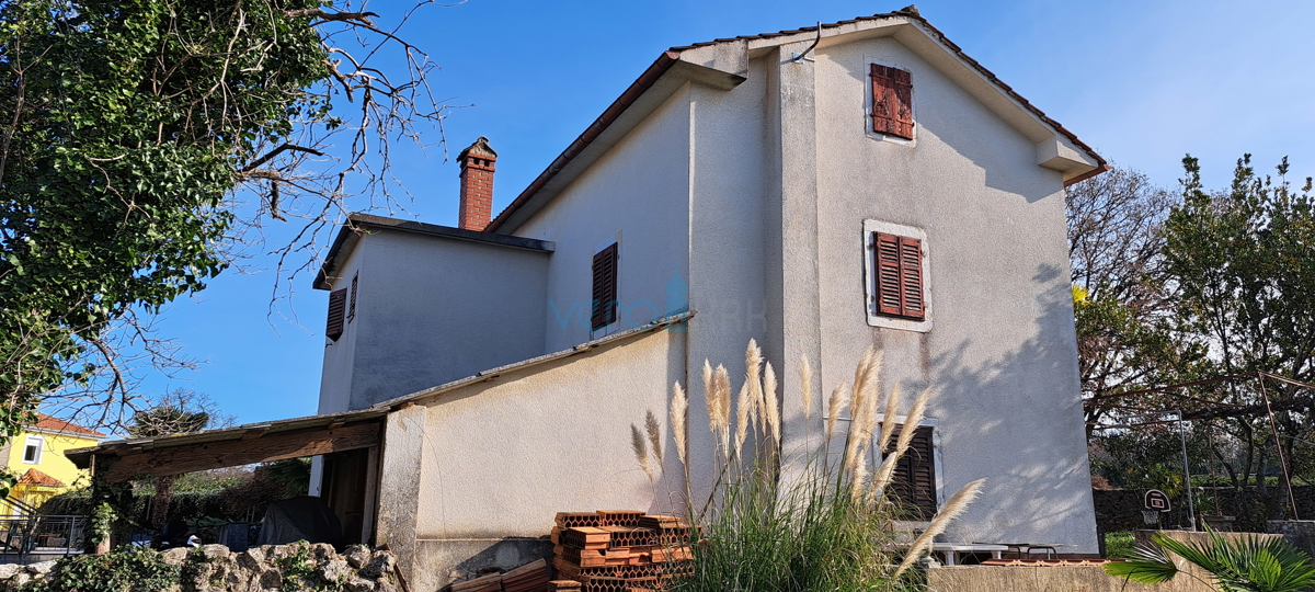 Malinska, samostojna kamnita hiša 160 m2 blizu morja in centra mesta, prodaja