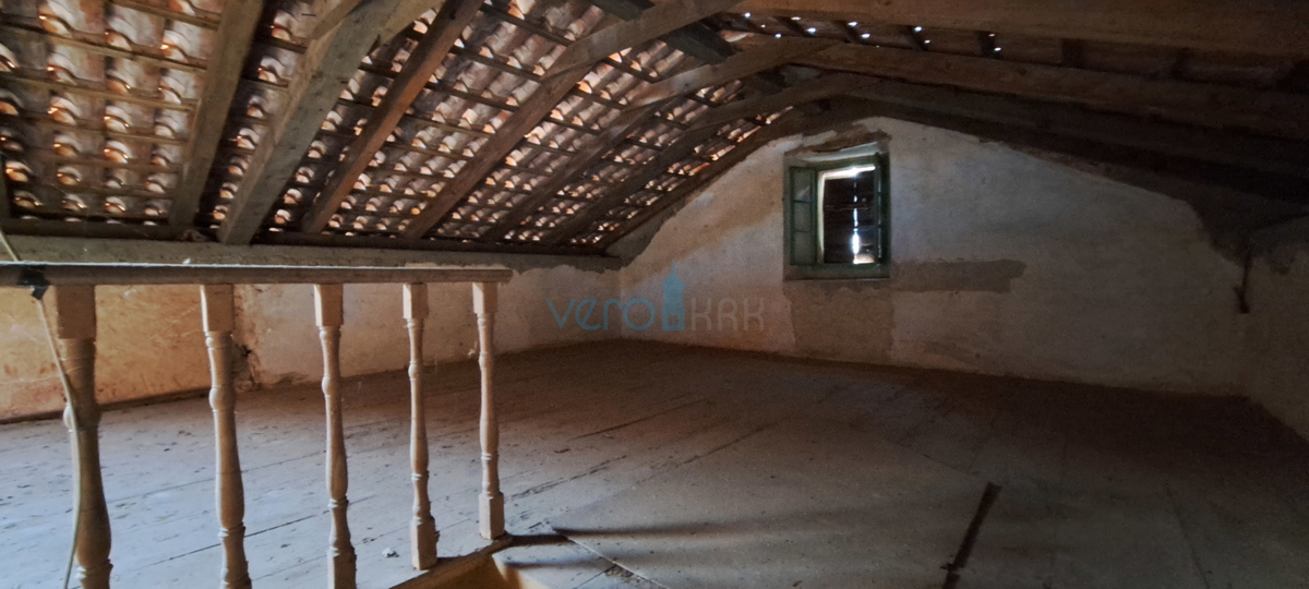 Malinska, samostojna kamnita hiša 160 m2 blizu morja in centra mesta, prodaja