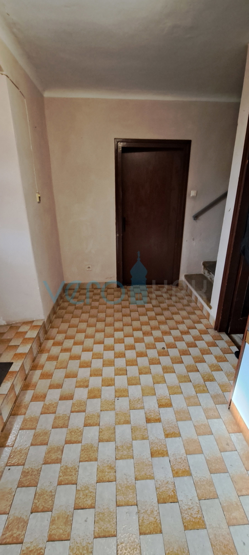 Malinska, samostojna kamnita hiša 160 m2 blizu morja in centra mesta, prodaja