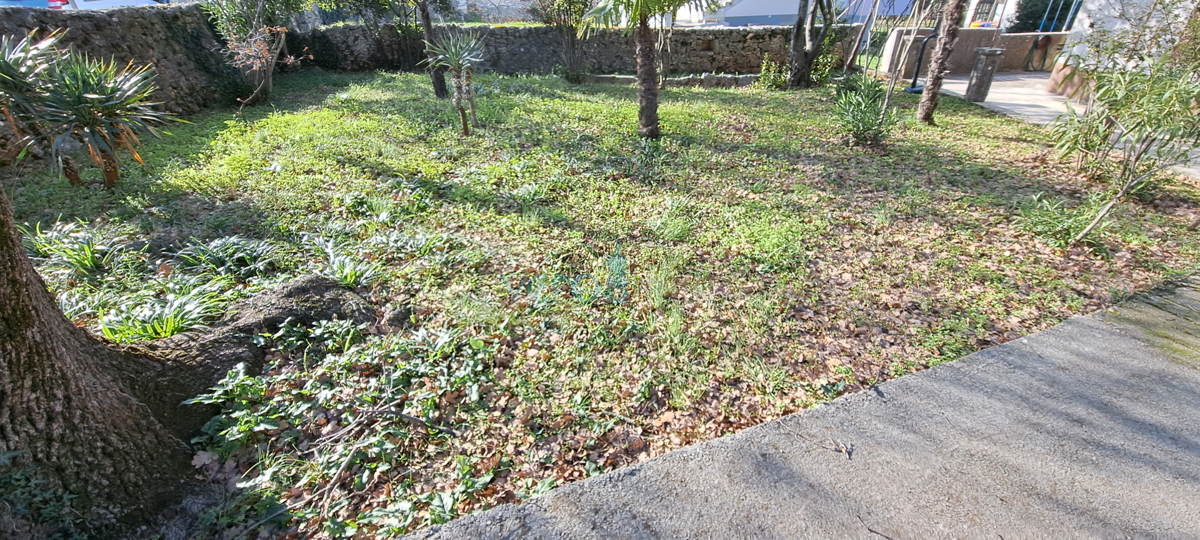 Malinska, samostojna kamnita hiša 160 m2 blizu morja in centra mesta, prodaja