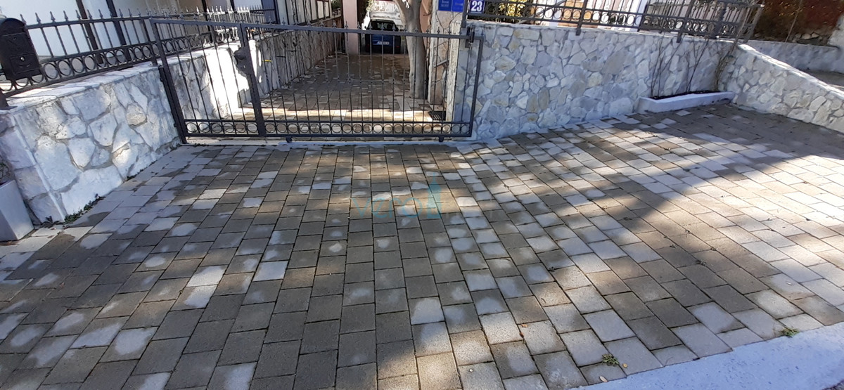 Otok Krk, Malinska, popolna turistična hiša v centru