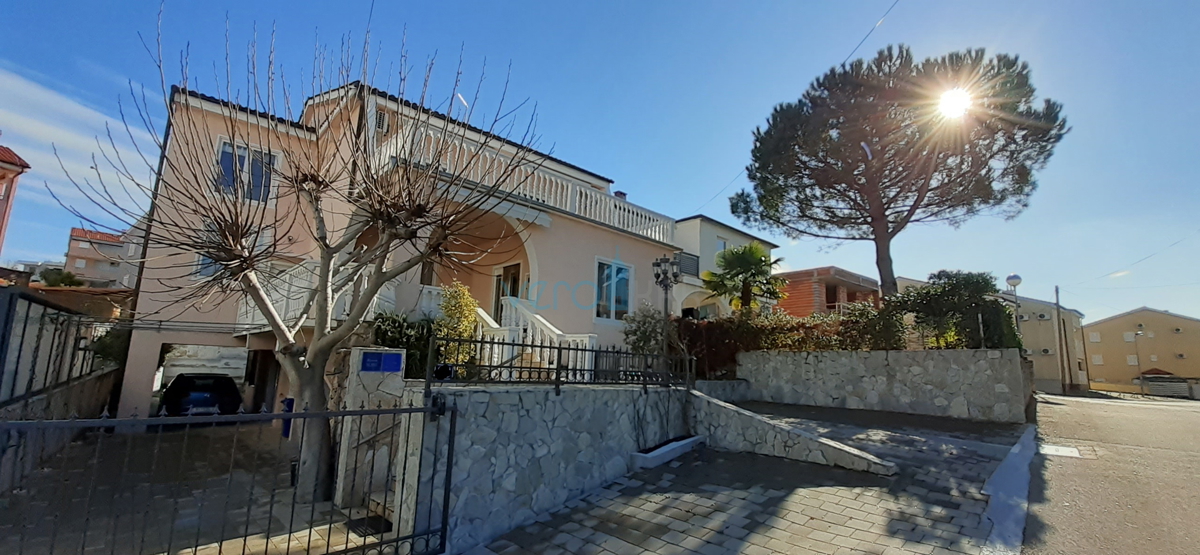 Otok Krk, Malinska, popolna turistična hiša v centru