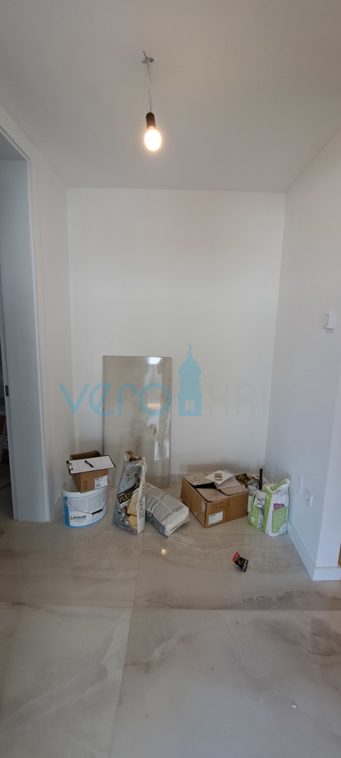 Mesto Krk, moderno dvosobno stanovanje v pritličju z vrtom, novogradnja, prodamo