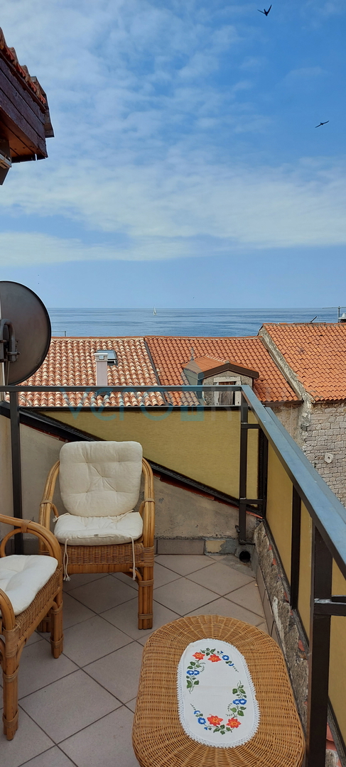 Umag, center mesta, kamnita hiša z razgledom, 50m od morja
