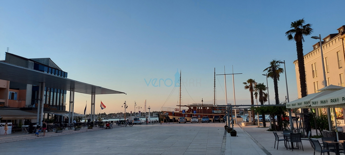 Umag, center mesta, kamnita hiša z razgledom, 50m od morja
