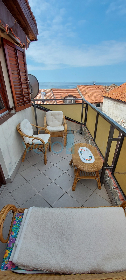 Umag, center mesta, kamnita hiša z razgledom, 50m od morja