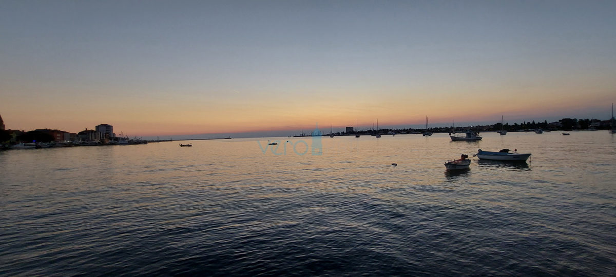 Umag, center mesta, kamnita hiša z razgledom, 50m od morja