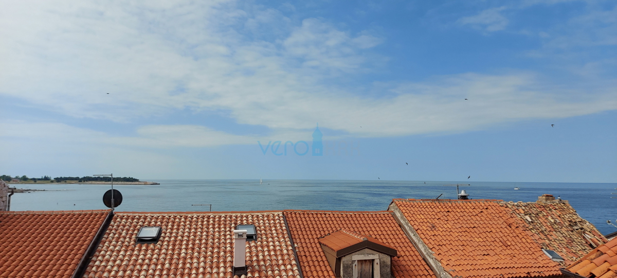 Umag, center mesta, kamnita hiša z razgledom, 50m od morja