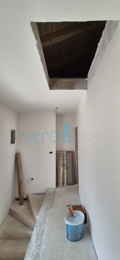 Malinska, otok Krk, novogradnja, dvojna hiša, bazen, vrt, razgled